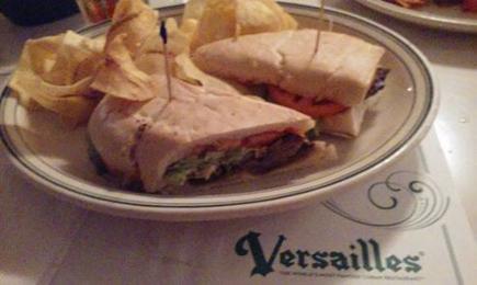 Sandwich de Bistec Estilo Cubano en Versailles Miami